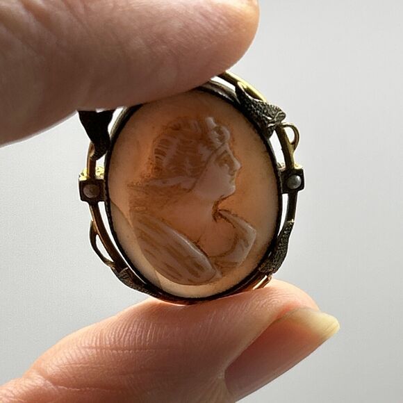 Antique GLP Carved Shell Cameo Brooch Pin Gold Tone Leaf Detail Faux Pearls - Picture 12 of 13